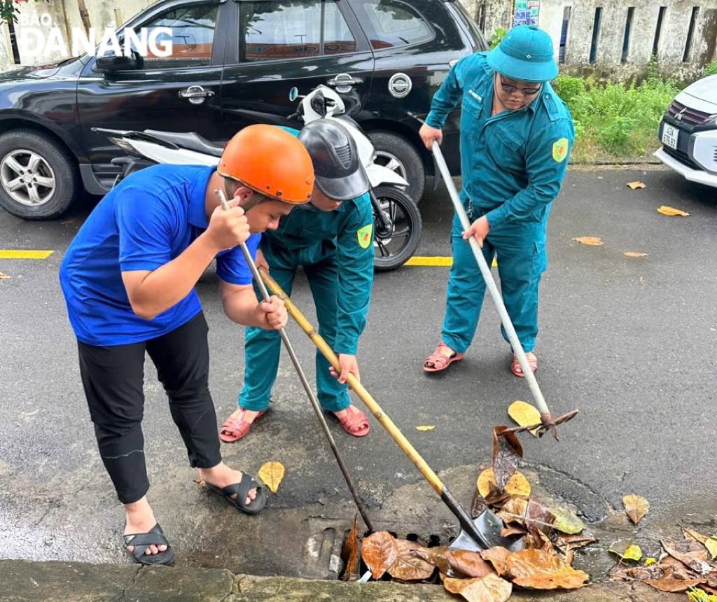 Đoàn phường Thanh Khê Đông (quận Thanh Khê) khơi thông dòng chảy tại các cống, điểm ngập cục bộ.