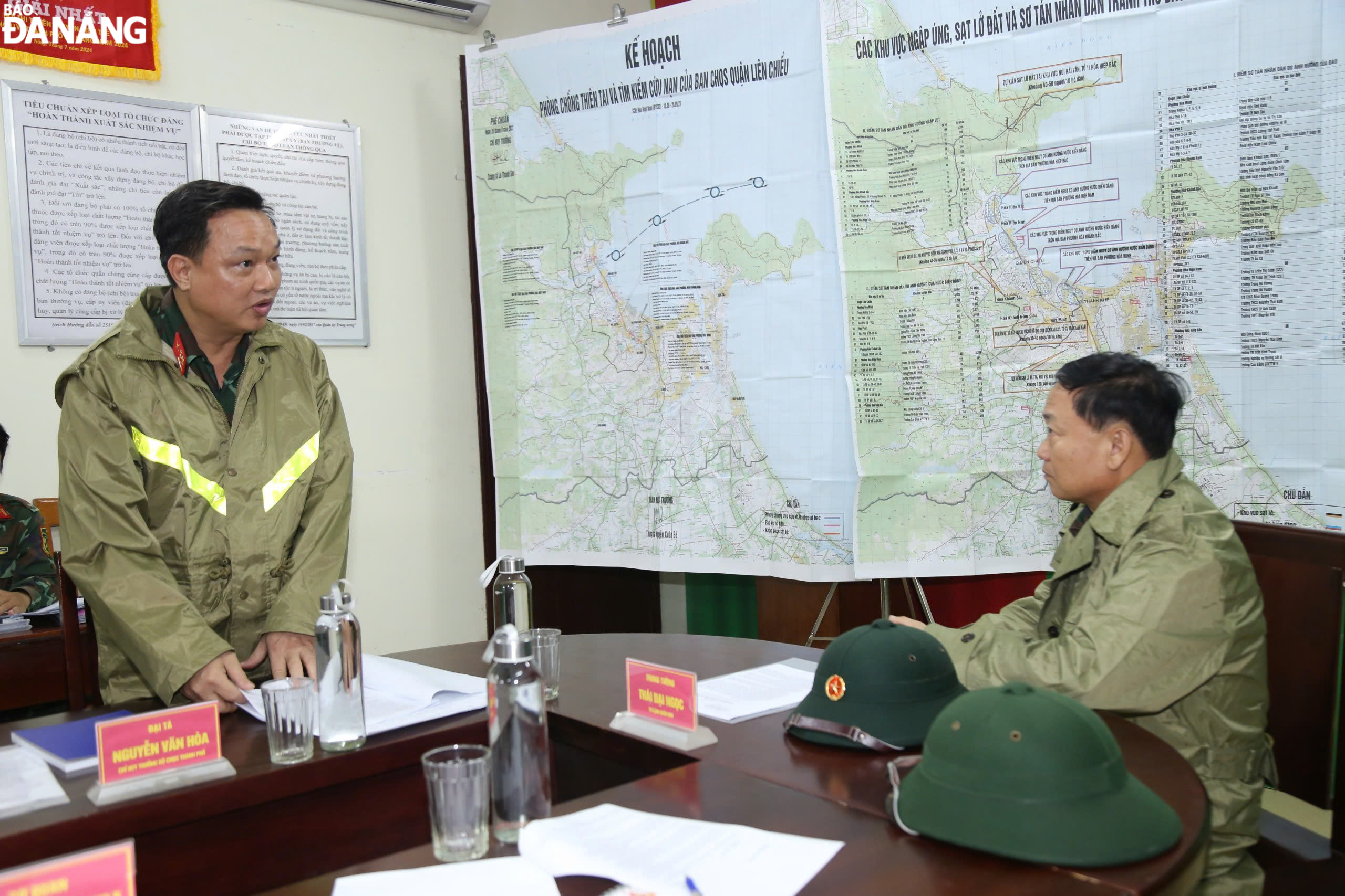 Đại tá Nguyễn Văn Hòa, Chỉ huy trưởng Bộ Chỉ huy Quân sự Đà Nẵng (bên trái) báo cáo về công tác triển khai ứng phó bão số 6.