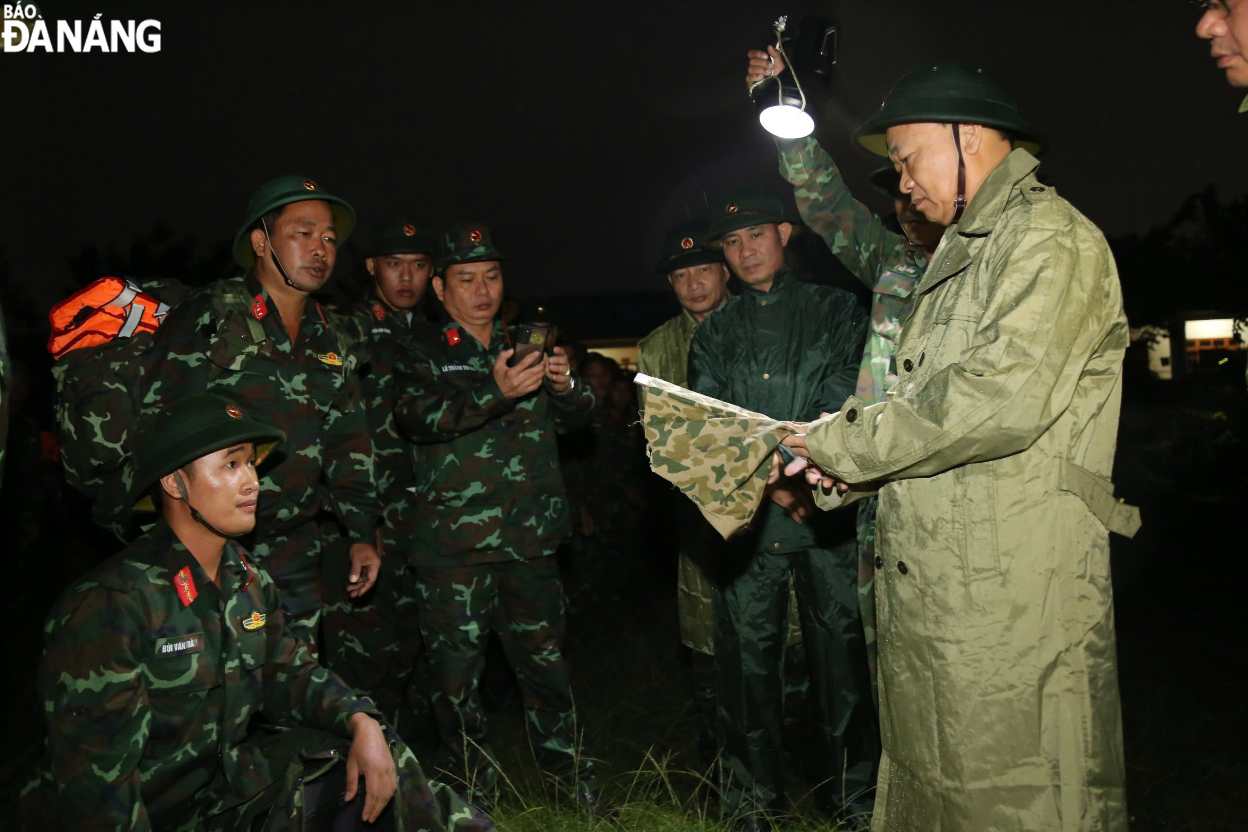 Trung tướng Thái Đại Ngọc kiểm tra vật chất trang bị phòng chống bão của cán bộ, chiến sĩ Tiểu đoàn Đặc công 409. 