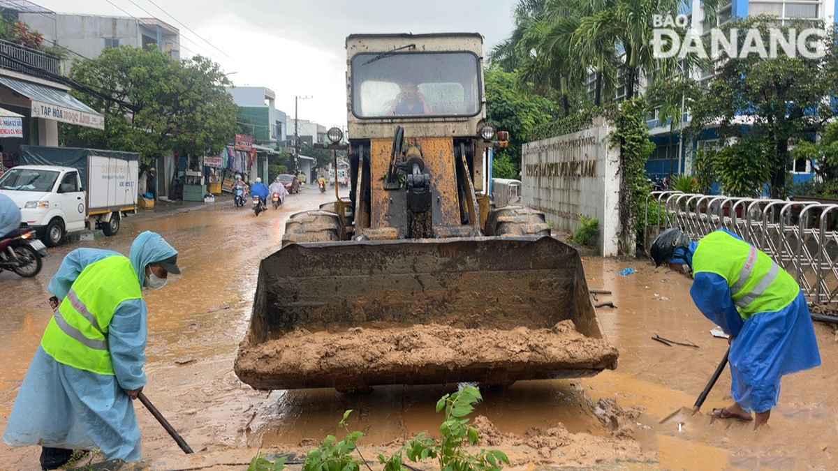 Ngành giao thông triển khai công tác phòng, chống bão. Ảnh: PHƯƠNG UYÊN