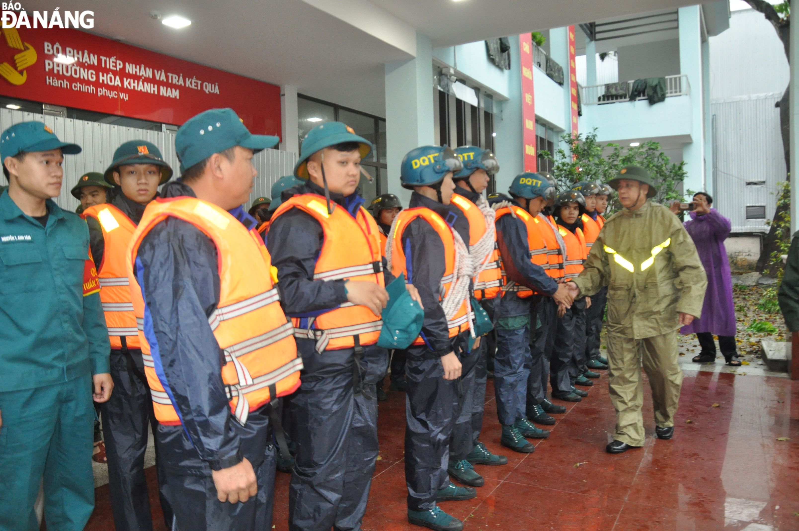 Đại tá Võ Văn Tuấn kiểm tra, động viên lực lượng đang ứng trực tại UBND phường Hòa Khánh Nam. Ảnh: LÊ HÙNG