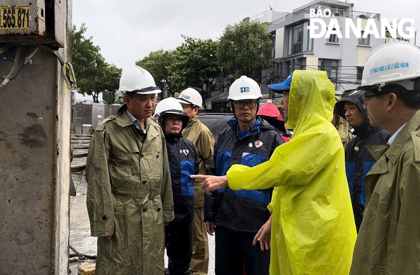 Phó Chủ tịch UBND thành phố Lê Quang Nam kiểm tra tại Trạm xử lý nước Thanh Huy. Ảnh: PV