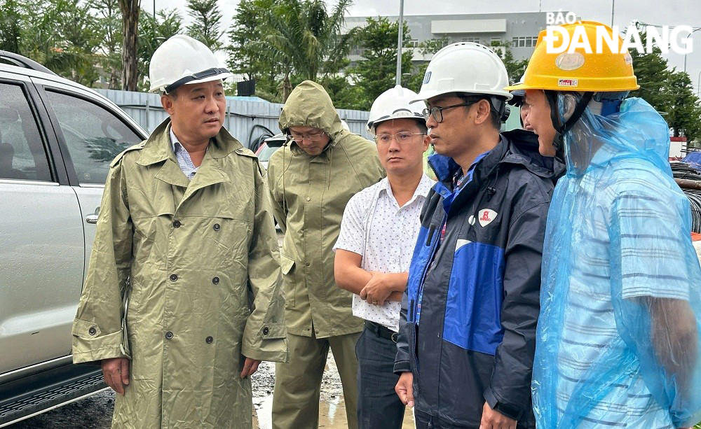 Phó Chủ tịch UBND thành phố Lê Quang Nam đi kiểm tra tại dự án Toà nhà chung cư FPT Plaza. Ảnh: PV