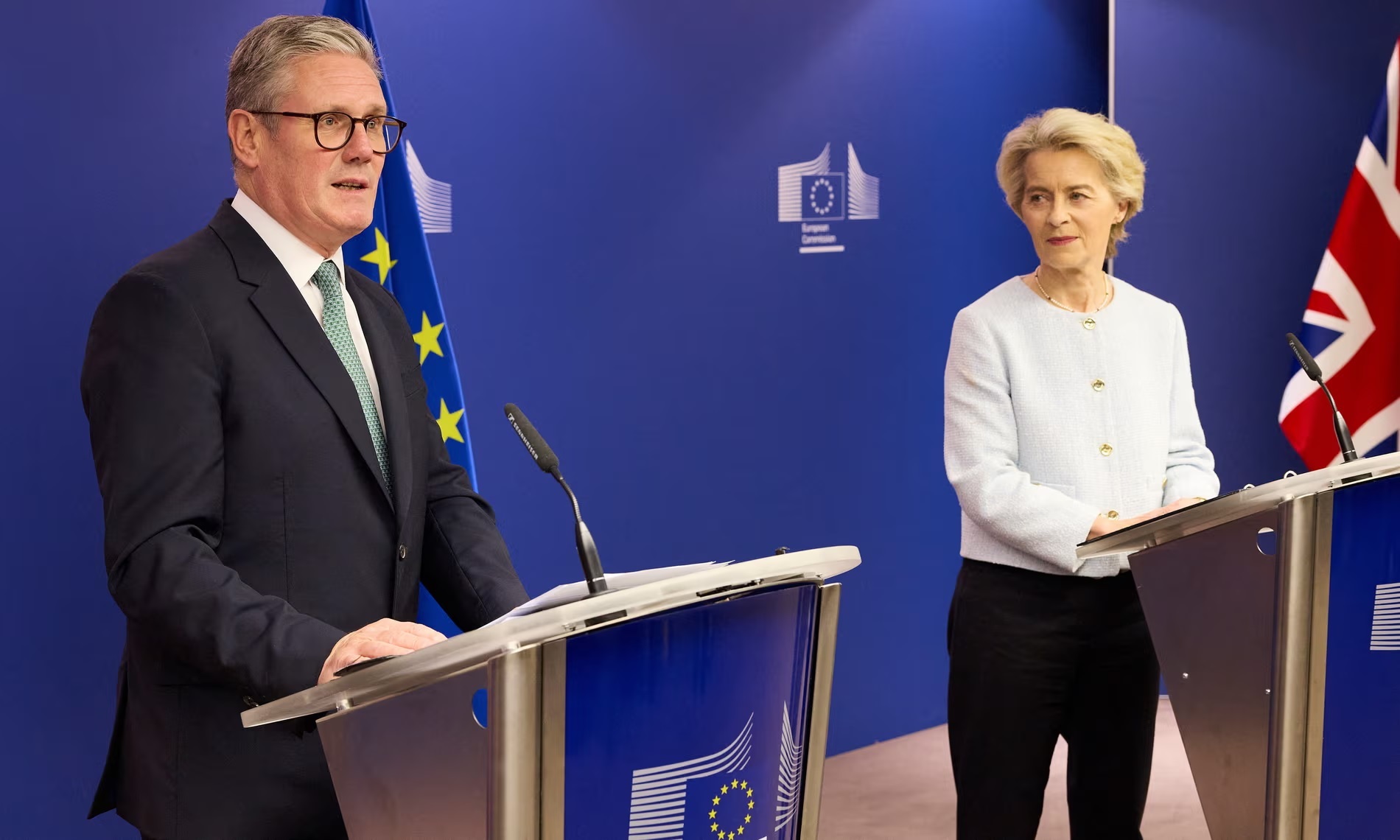 Thủ tướng Anh Keir Starmer (bên trái) gặp Chủ tịch EC Ursula von der Leyen, tại Brussels vào đầu tháng 10-2024. Ảnh: AFP/Getty Images