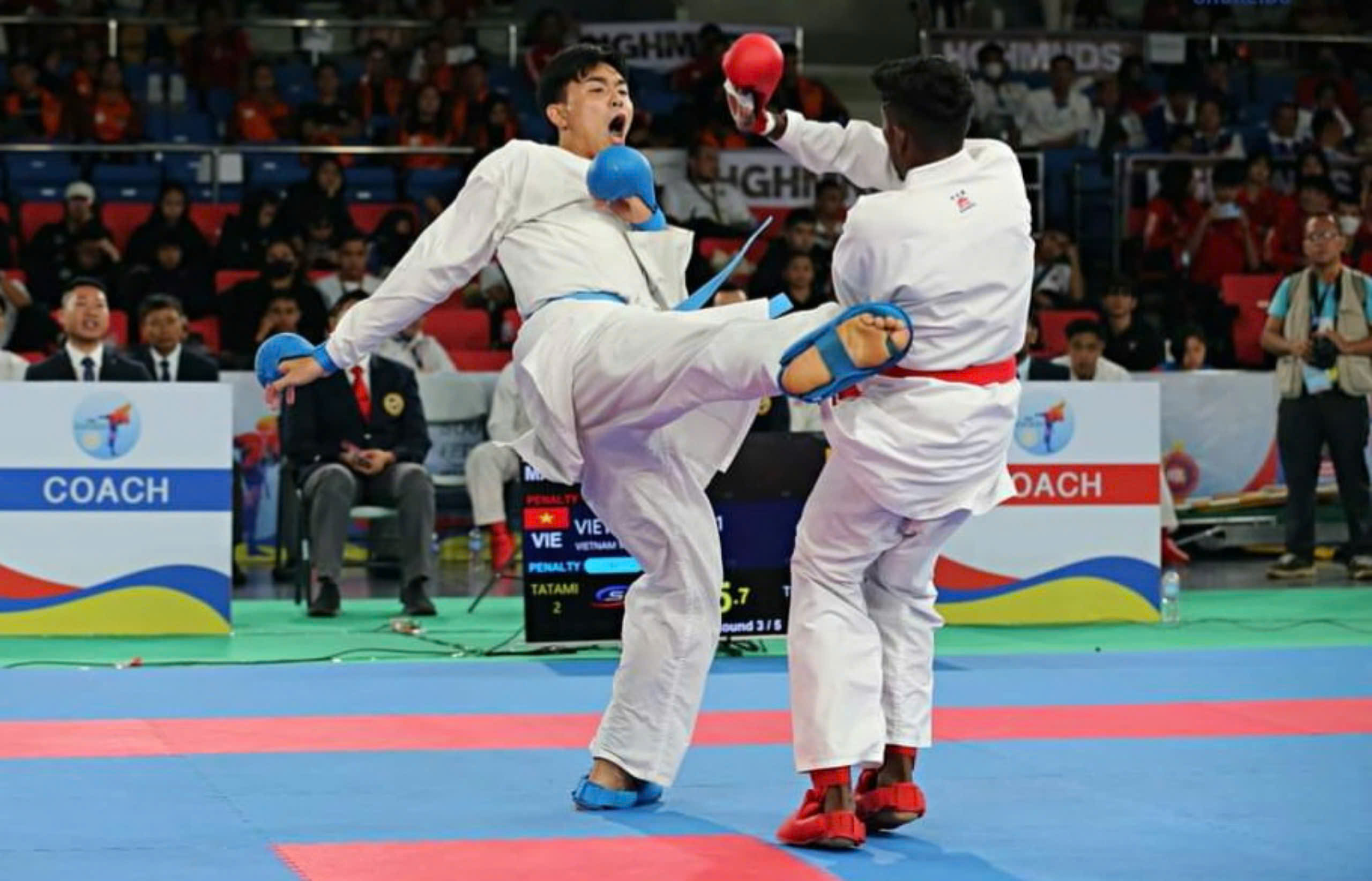 Trần Lê Tấn Đạt (bên trái) có cơ hội bảo vệ huy chương Vàng ở môn karate tại SEA Games 33.  Ảnh: NVCC