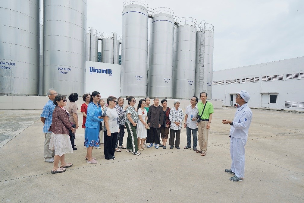 Đoàn tham quan nghe giới thiệu về hệ thống bồn chứa khổng lồ - một biểu tượng của nhà máy Mega. Với sức chứa lên đến 150m3/bồn chứa, sữa tươi nguyên liệu luôn được bảo quản ở nhiệt độ ổn định đảm bảo chất lượng để đưa vào dây chuyền sản xuất, đóng hộp. Ảnh: VI NAM