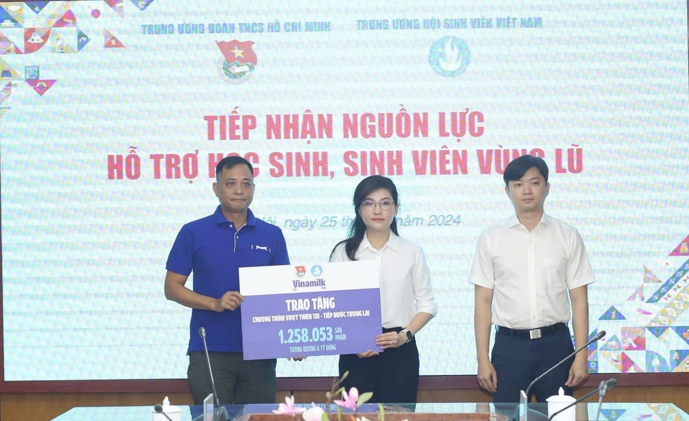 Đại diện Vinamilk trao tặng bảng tượng trưng hơn 1.258.000 sản phẩm (tương đương 6 tỷ đồng) cho đại diện Trung ương Đoàn TNCS Hồ Chí Minh.