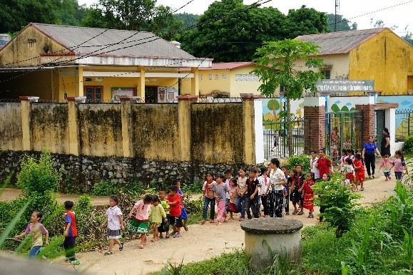 Học trò tại điểm Trường mầm non Quang Sơn (Thái Nguyên) háo hức được quay lại trường sau khi bão qua