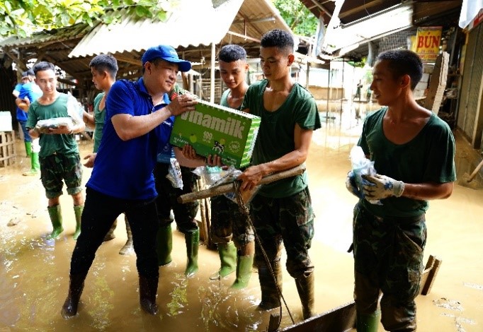 “Đến tận những nơi bị ảnh hưởng bởi bão lũ mới cảm thấy được sự tàn phá nặng nề của thiên tai và mất mát của bà con. Nhưng cũng trong hoàn cảnh khó khăn ấy, mới thấy tình người cũng thật ấm áp. Tham gia hỗ trợ người dân vùng bão lũ, cá nhân tôi và anh chị em đồng nghiệp càng mong muốn được góp sức nhiều hơn với những hoạt động cộng đồng của công ty”, anh Tạ Xuân Tuấn, Giám đốc kinh doanh miền Bắc, Vinamilk, chia sẻ. ẢNH: TỊNH KHÔNG