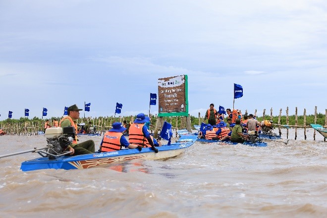 Hoạt động nhân viên tham gia tái sinh rừng được Vinamilk thực hiện thường niên để đóng góp cho dự án Cánh rừng Net Zero. Ảnh: Công ty VNM cung cấp