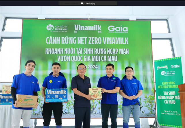 Ông Nguyễn Quang Trí, Giám đốc điều hành Marketing - đại diện Vinamilk trao tặng hơn 1.200 sản phẩm dinh dưỡng đến Vườn quốc gia Mũi Cà Mau.