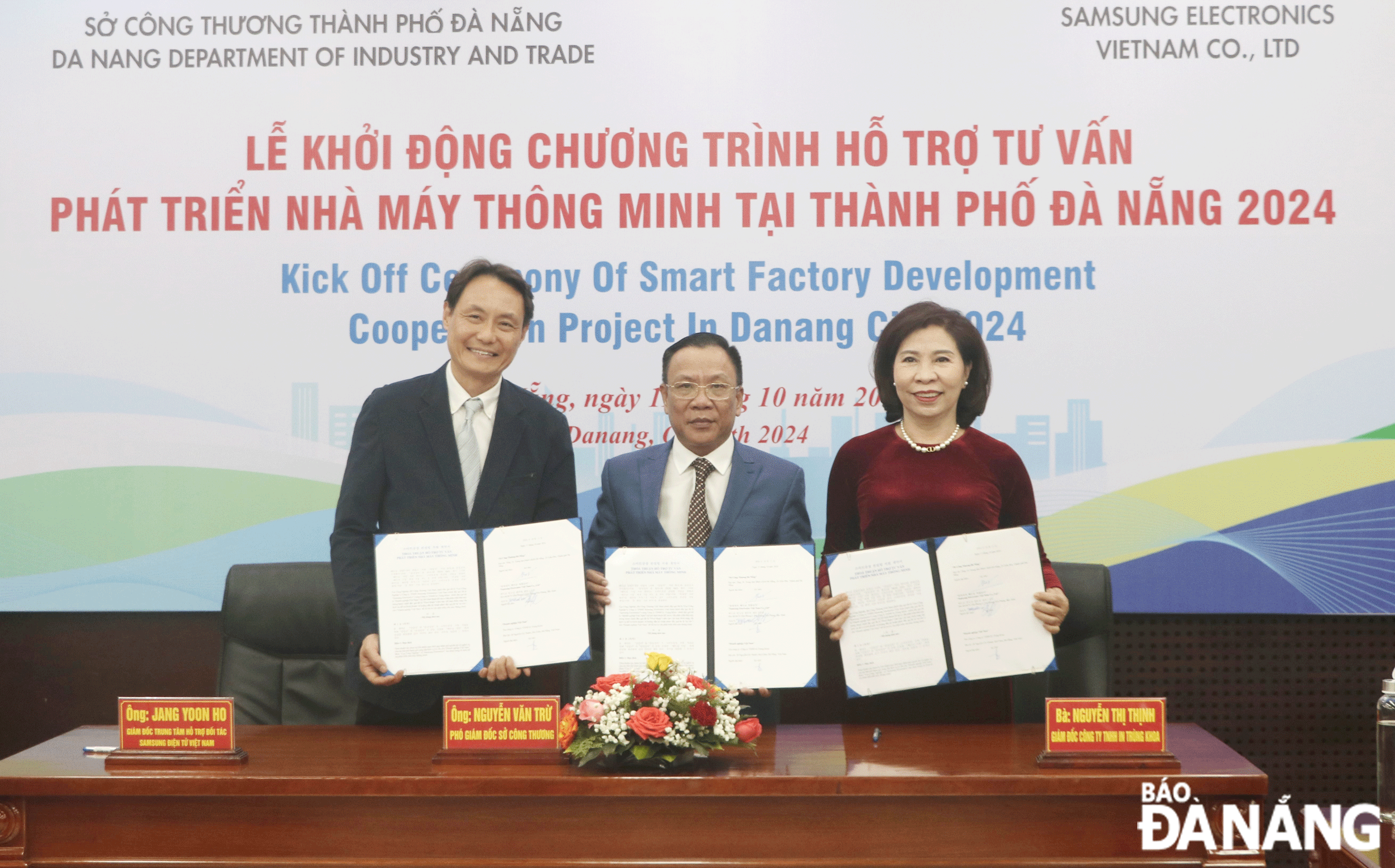 The signing of cooperation agreement to support consulting on smart factory development between the municipal Department of Industry and Trade, Samsung and Trung Khoa Printing Co., Ltd. in October 2024. Photo: VAN HOANG