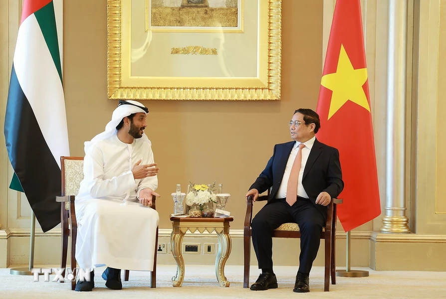 Thủ tướng Phạm Minh Chính tiếp Bộ trưởng Kinh tế UAE Abdulla Bin Touq Al Marri. Ảnh: Dương Giang/TTXVN