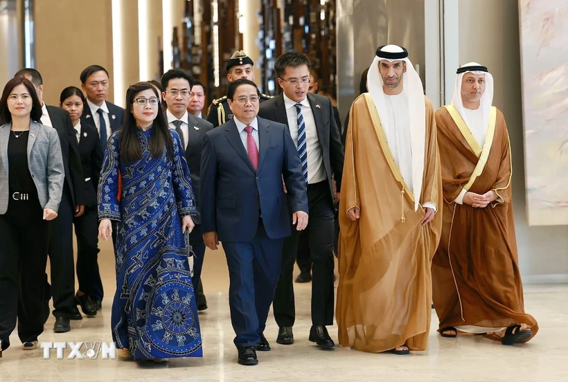 Quốc vụ khanh phụ trách Ngoại thương, Bộ trưởng chuyên trách về thu hút nhân tài UAE Thani Bin Ahmed Al Zayoudi đón Thủ tướng Phạm Minh Chính và Phu nhân đến sân bay quốc tế Zayed, Thủ đô Abu Dhabi. (Ảnh: Dương Giang/TTXVN)