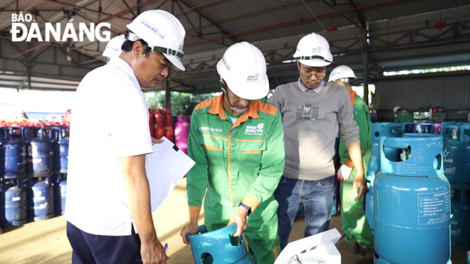 Officials from the Da Nang Department of Science and Technology inspect measurement and quality standards at the Central Branch of Southern Gas Trading Joint Stock Company (Gas South). Photo: Thanh Thao.