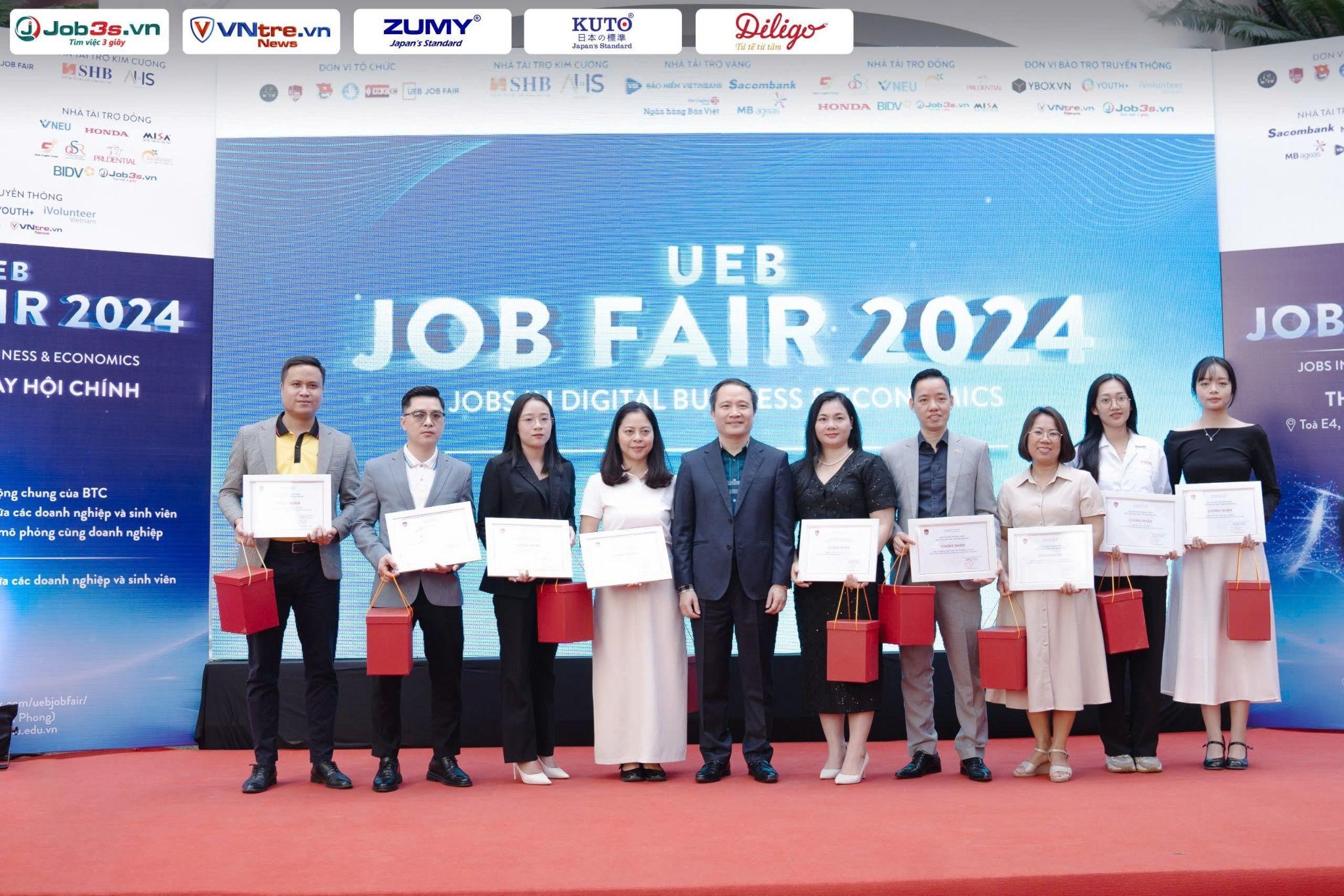 Đại diện job3s.vn tại sự kiện UEB Job Fair 2024 (Người đầu tiên từ phải sang).