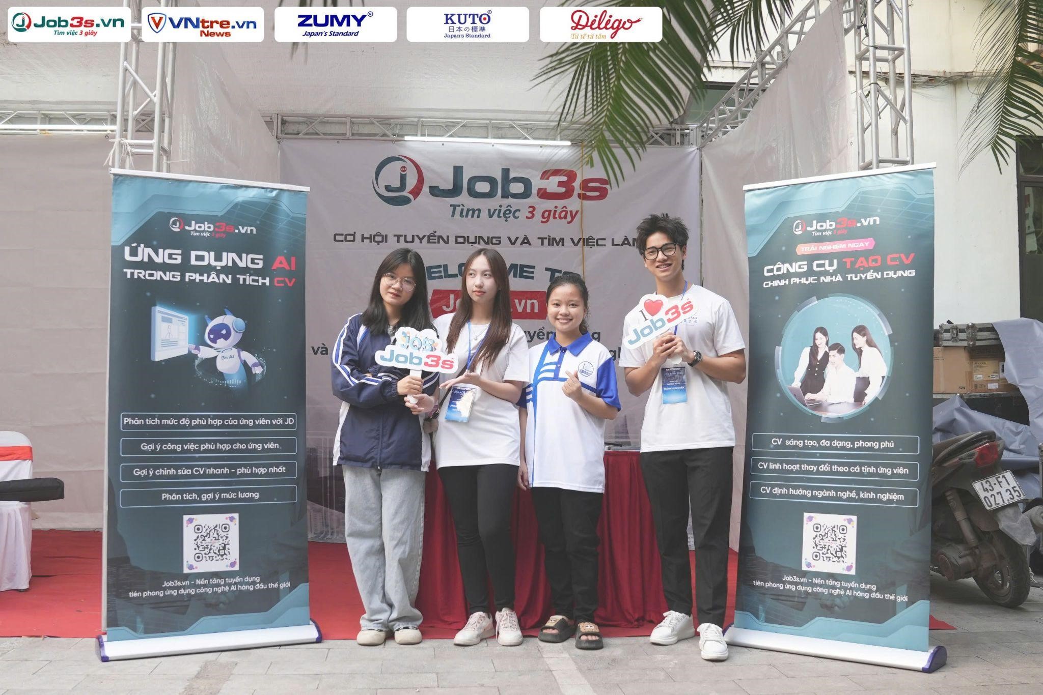 Tại UEB Job Fair 2024, sinh viên nhận hàng nghìn cơ hội việc làm hấp dẫn.