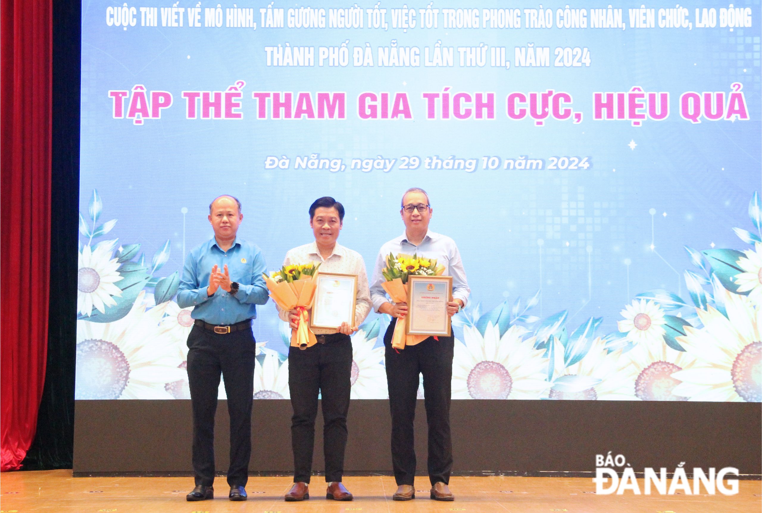 Ban tổ chức trao giải cho các tập thể tham gia tích cực, hiêu quả. Ảnh: H.T