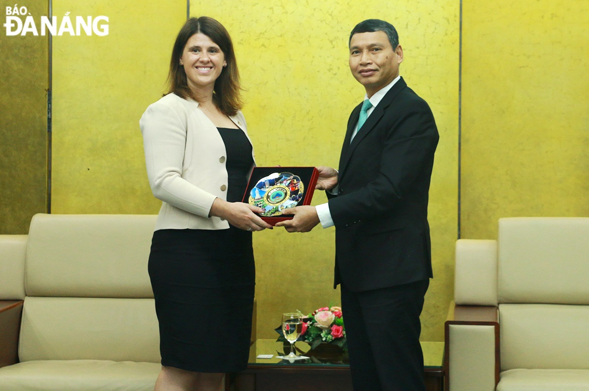 Standing Vice Chairman of the Da Nang People's Committee Ho Ky Minh (right) presenting a souvenir to Consul General Alexandra Smith. Photo: T.P