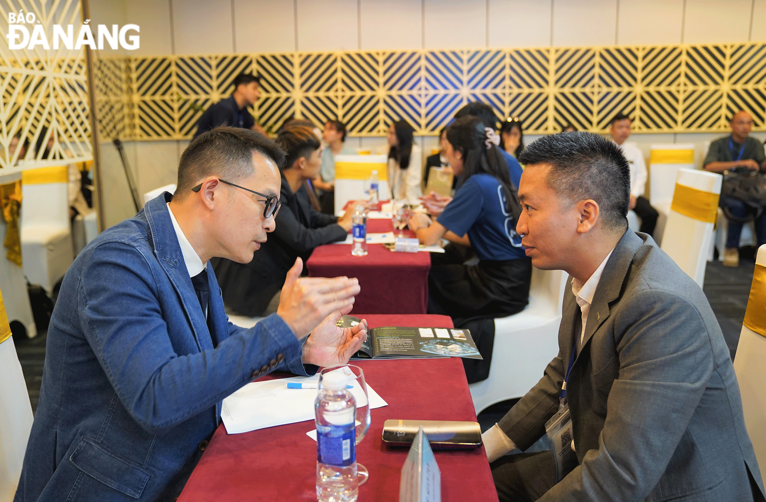 Building a solid legal corridor, mechanisms, and policies to facilitate innovation development is very important and necessary. A business is calling for capital from investors and investment funds at the DAVAS 2024 event. Photo: VAN HOANG