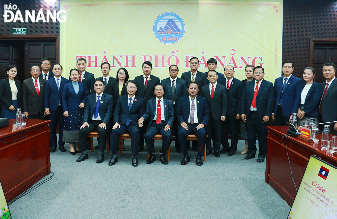 Representatives of the People's Councils of Da Nang and Salavan Province posing for a group photo. Photo: T.P