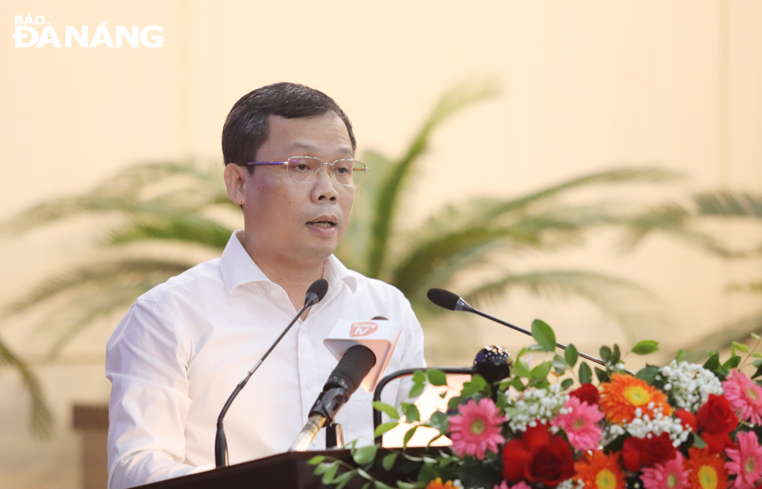 Head of the Urban Commission of the municipal People's Council Le Tung Lam delivering his report at the meeting. Photo: TRONG HUY