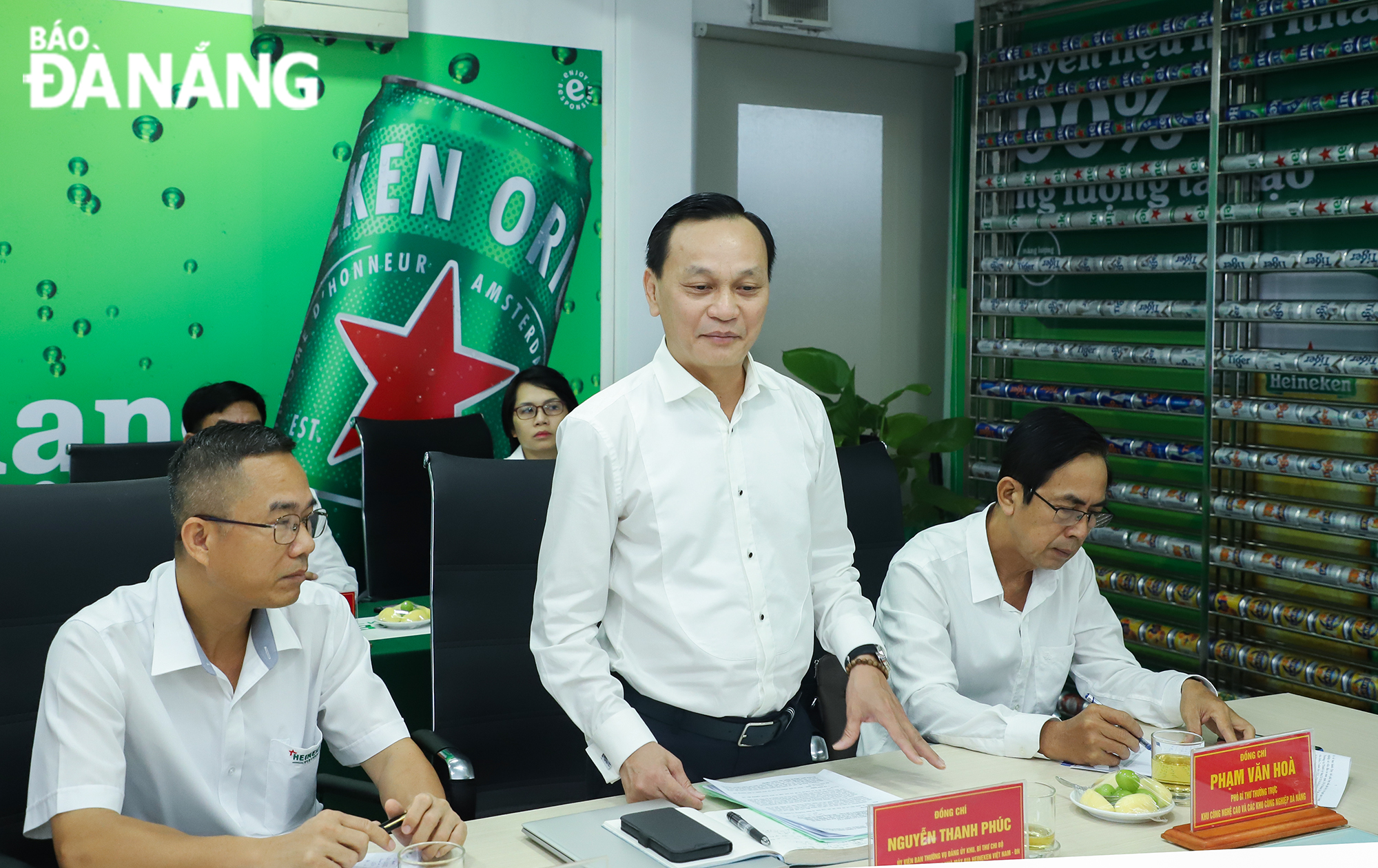 Bí thư Chi bộ Chi nhánh số 2 Công ty TNHH Nhà máy Bia Heineken Việt Nam - Đà Nẵng Nguyễn Thanh Phúc báo cáo tại buổi khảo sát. Ảnh: NGỌC PHÚ