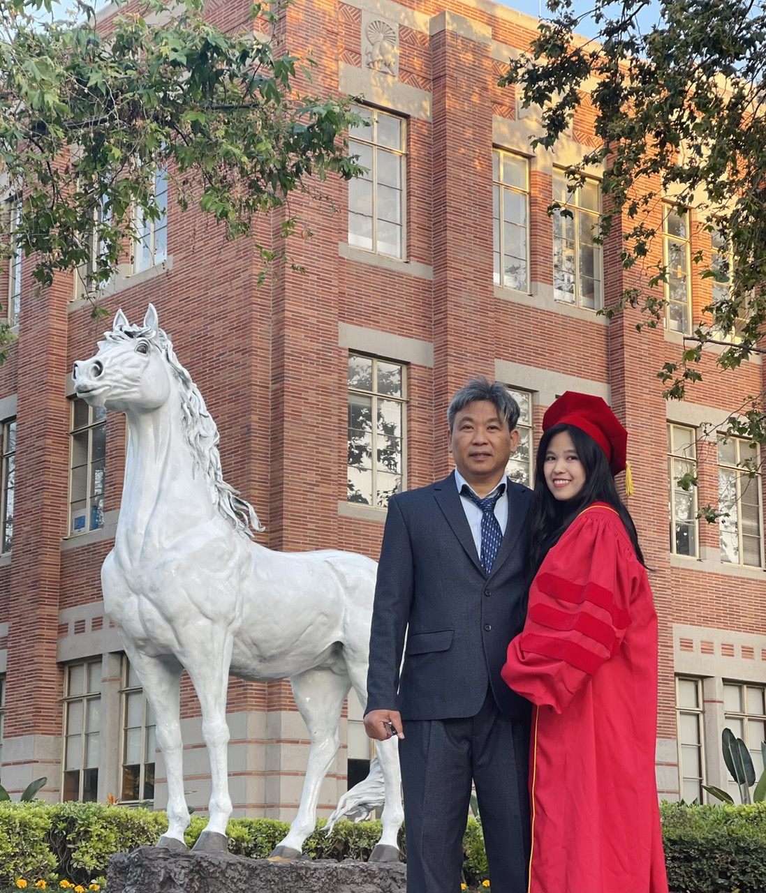 Le Thi Thu Nguyet completes PhD in Applied Mathematics in the U.S. and joins JP Morgan Chase. PHOTO: Nguyet with her father, who laid the first foundation for her passion for mathematics. 