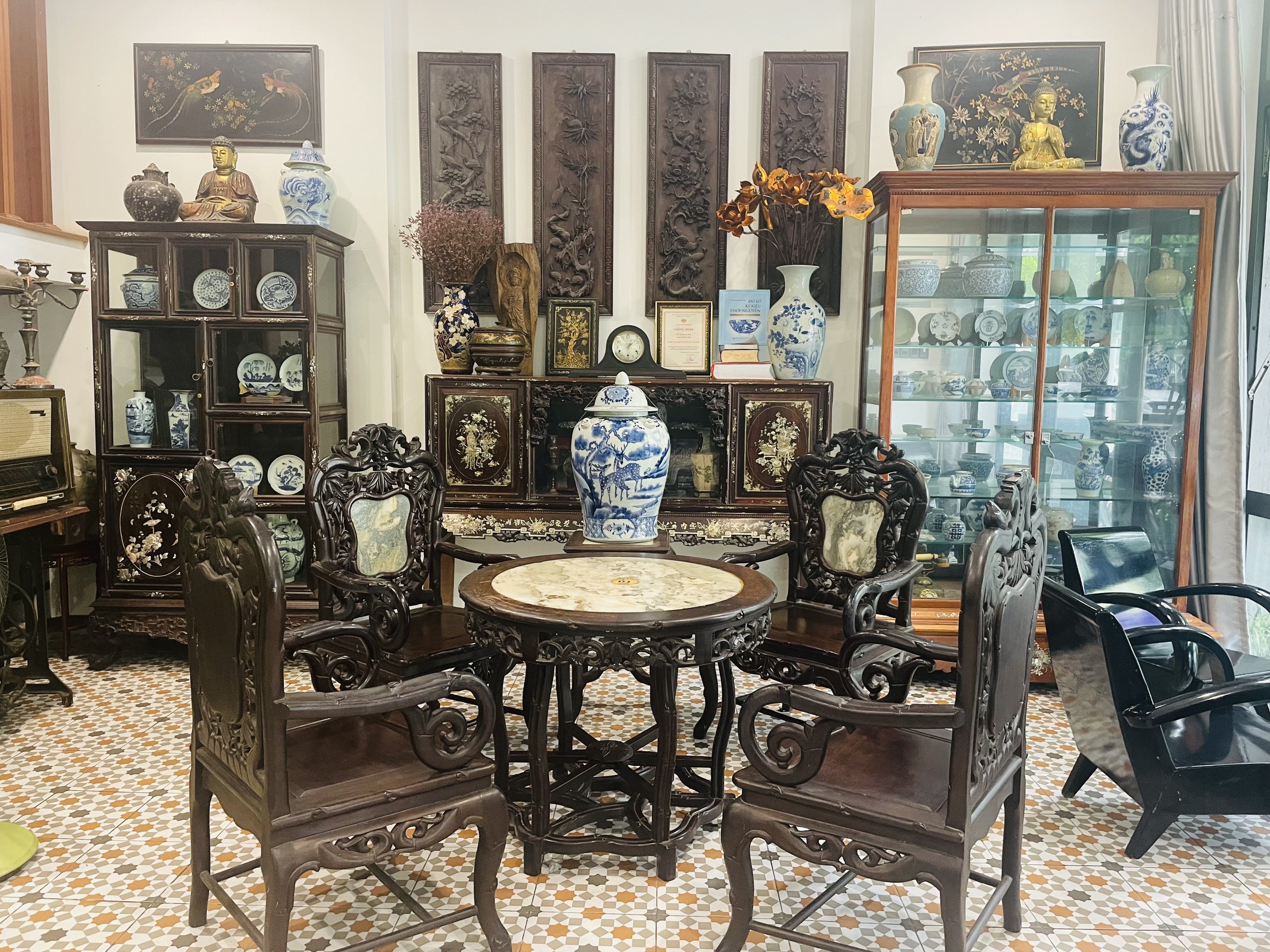 The Lam Kieu Coffee Shop is decorated with hundreds of antiques, helping young people understand more about the culture and traditional historical values of the country. Photo: T.V