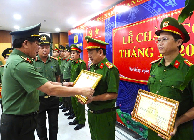 Khen thưởng các tập thể, cá nhân thuộc Công an thành phố có thành tích xuất sắc