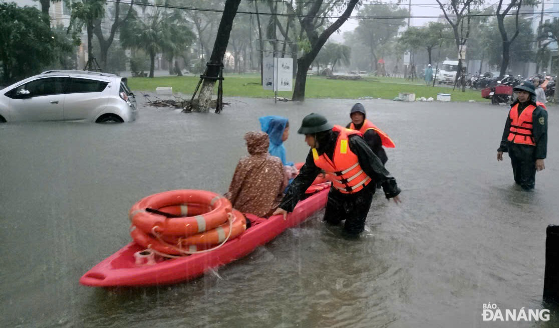 Nước ngập đang rút, Đà Nẵng còn mưa vừa, mưa to