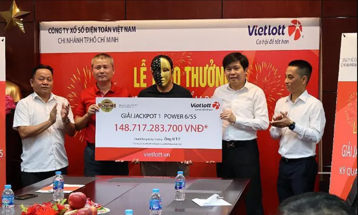 Nam thanh niên ở quận 8 TP. Hồ Chí Minh nhận giải Jackpot xổ số power 6/55 trị giá hơn 148 tỷ đồng