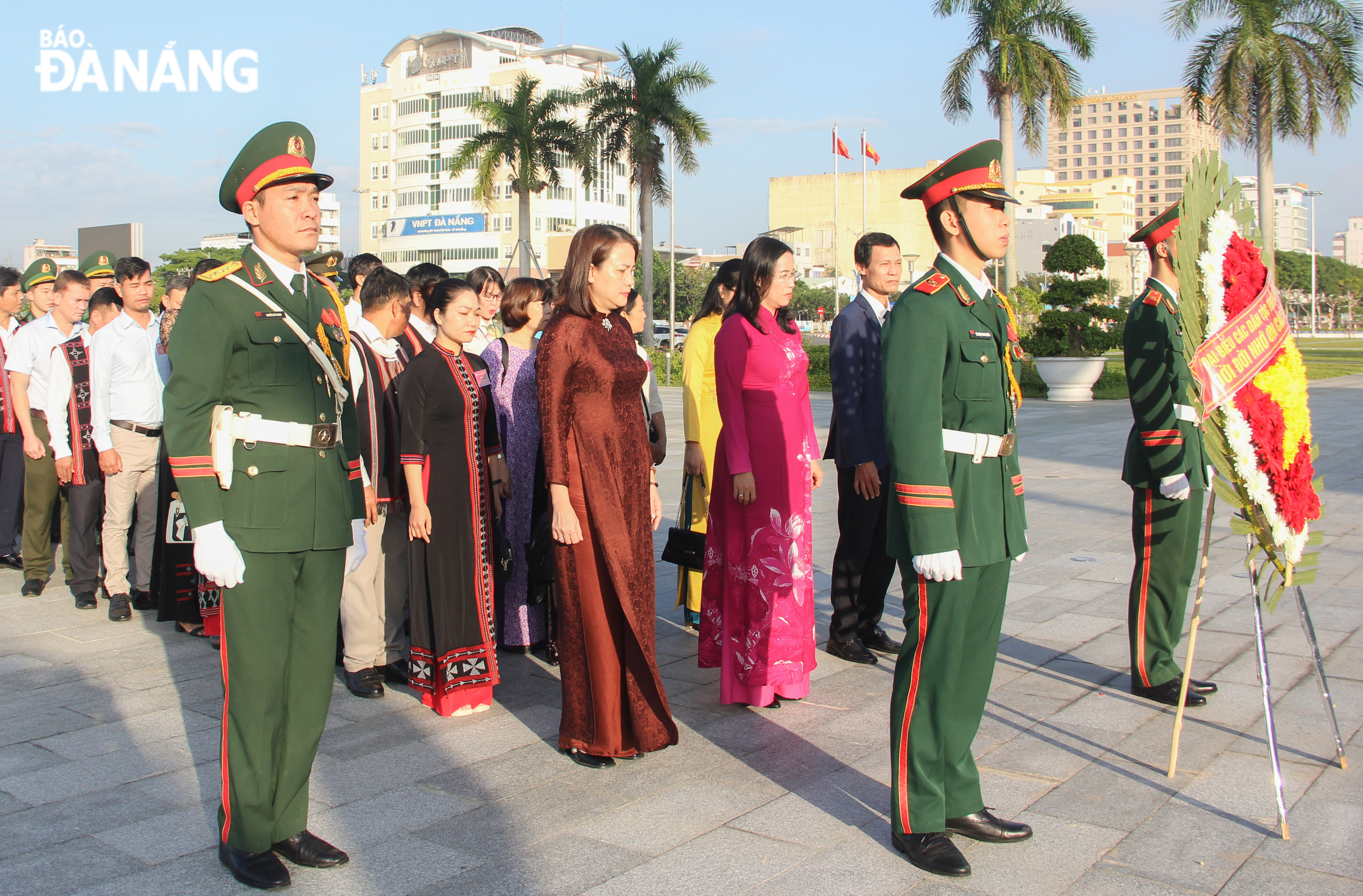 Đoàn đại biểu các dân tộc thiểu số thành phố dâng hương tưởng nhớ các anh hùng, liệt sĩ