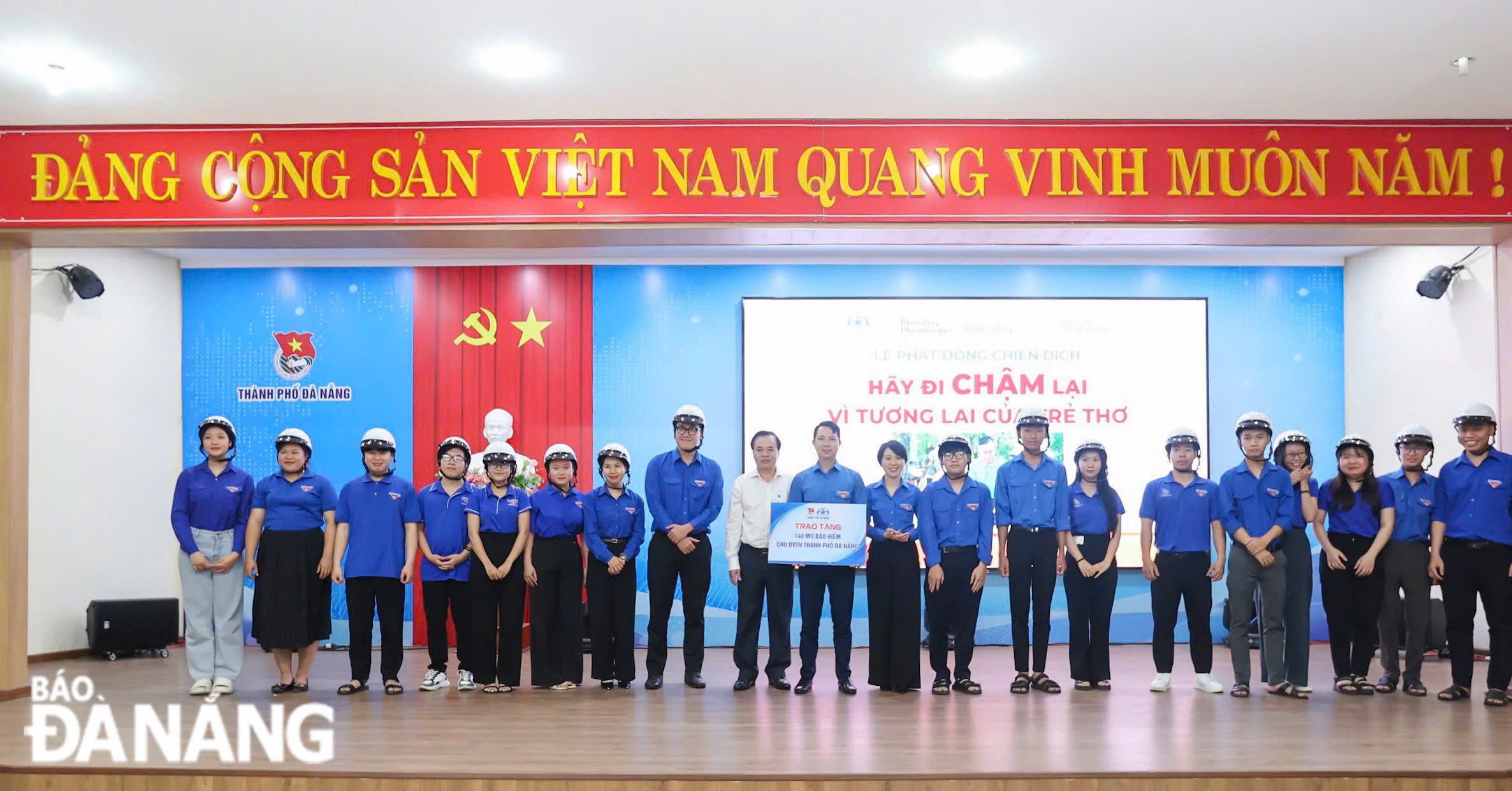 Tặng 140 mũ bảo hiểm cho học sinh khó khăn