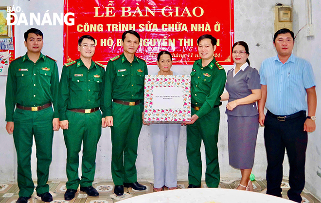 Bàn giao nhà đại đoàn kết cho hộ nghèo