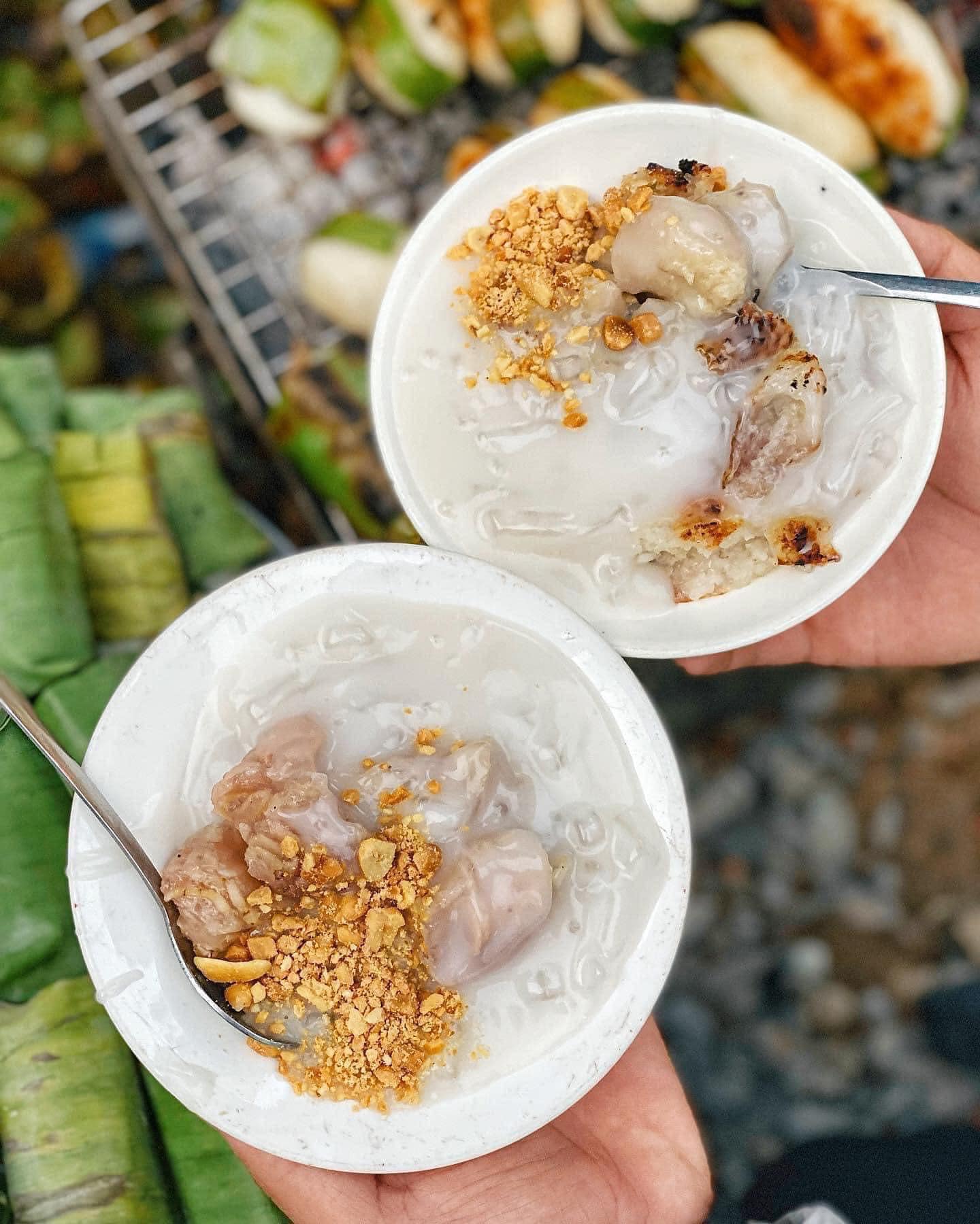 Bowl of grilled banana sweet soup warms wet days