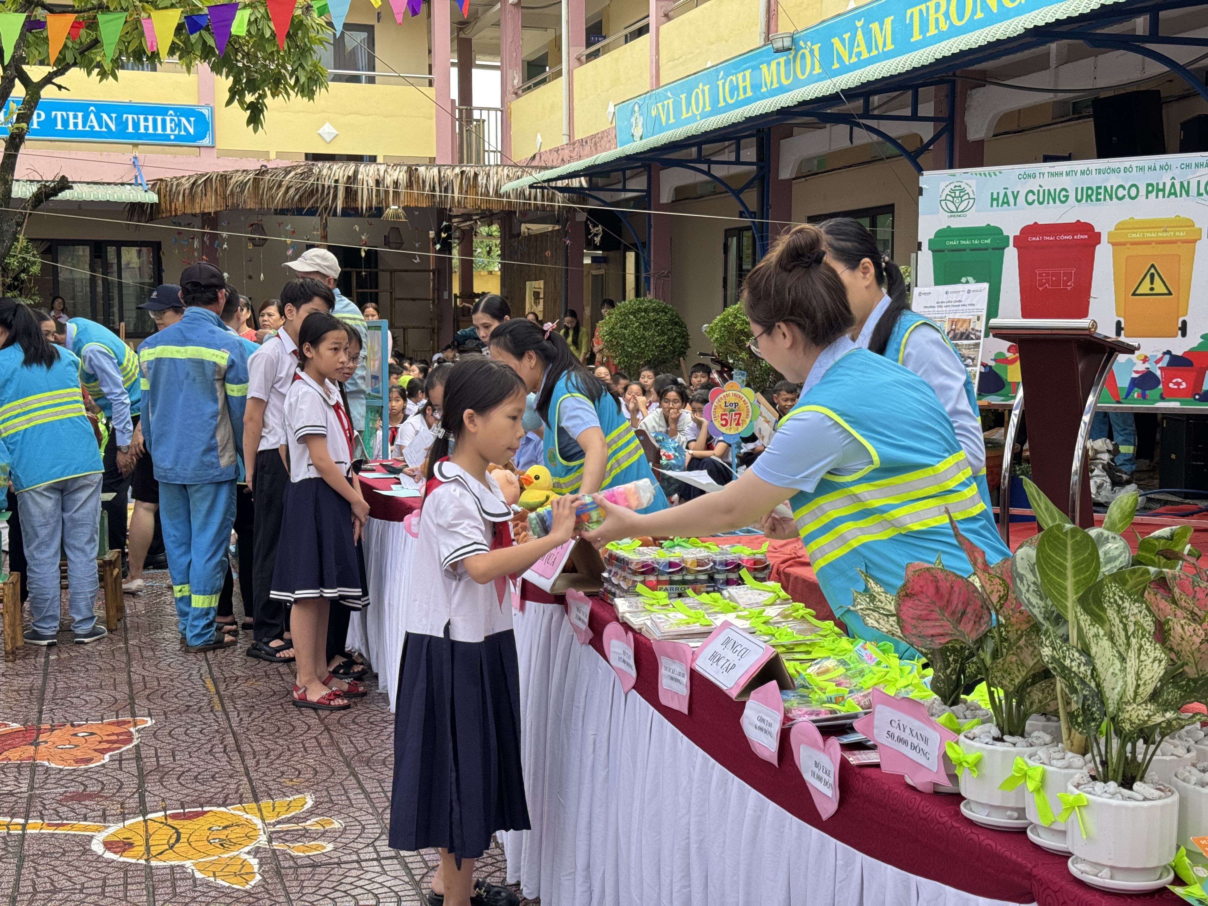 Ngày hội đổi rác lấy quà tại quận Liên Chiểu