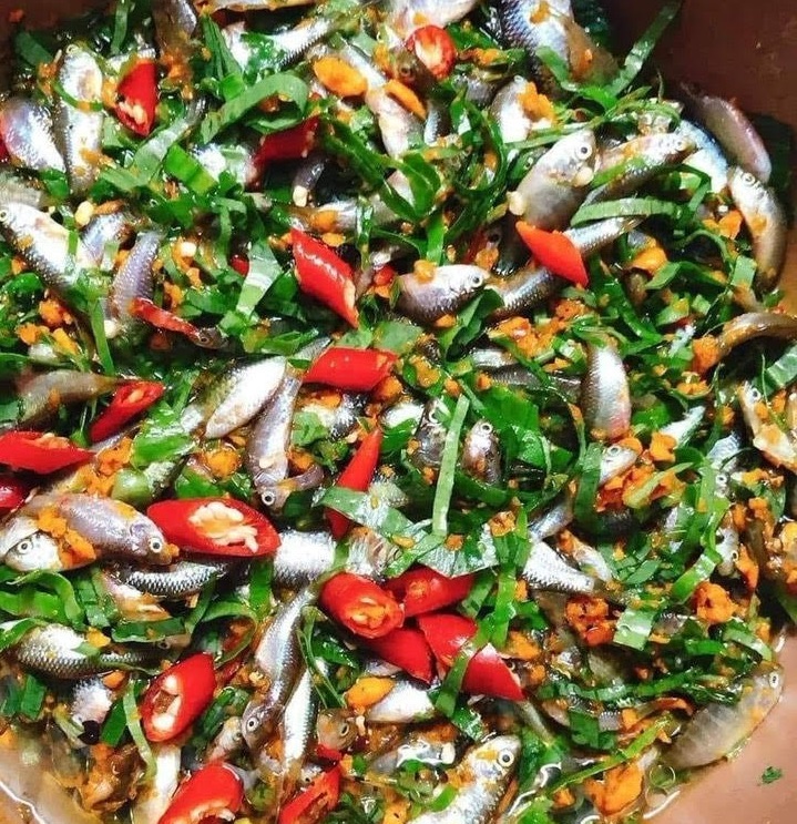 Braised 'can' fish with turmeric leaves