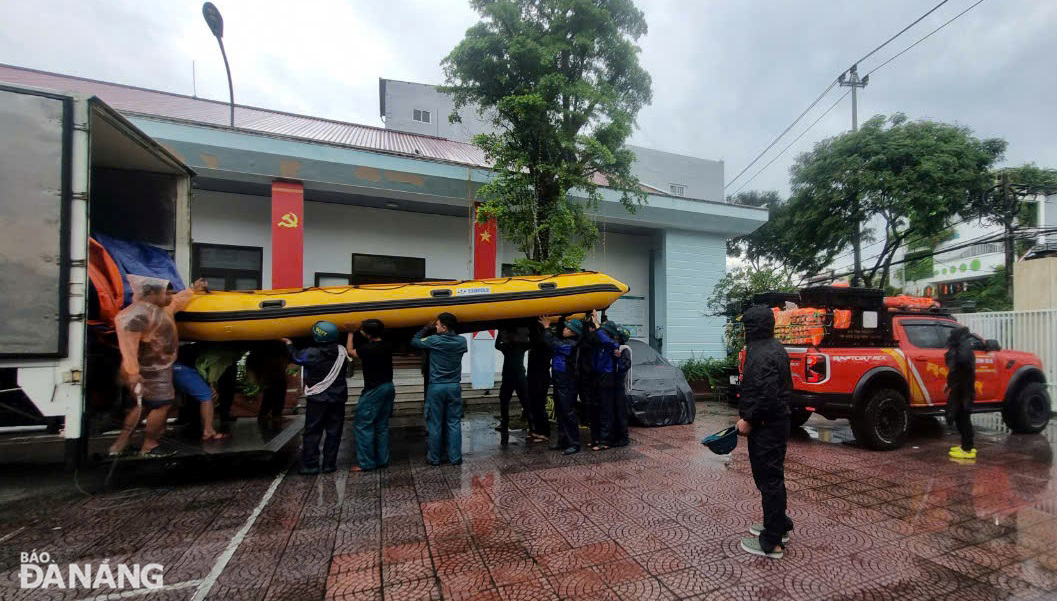 Lifeboats and rescue vehicles have been transported to Hoa Khanh Nam Ward, Lien Chieu District, Da Nang to be ready to respond to heavy rain and deep flooding. Photo: HOANG HIEP