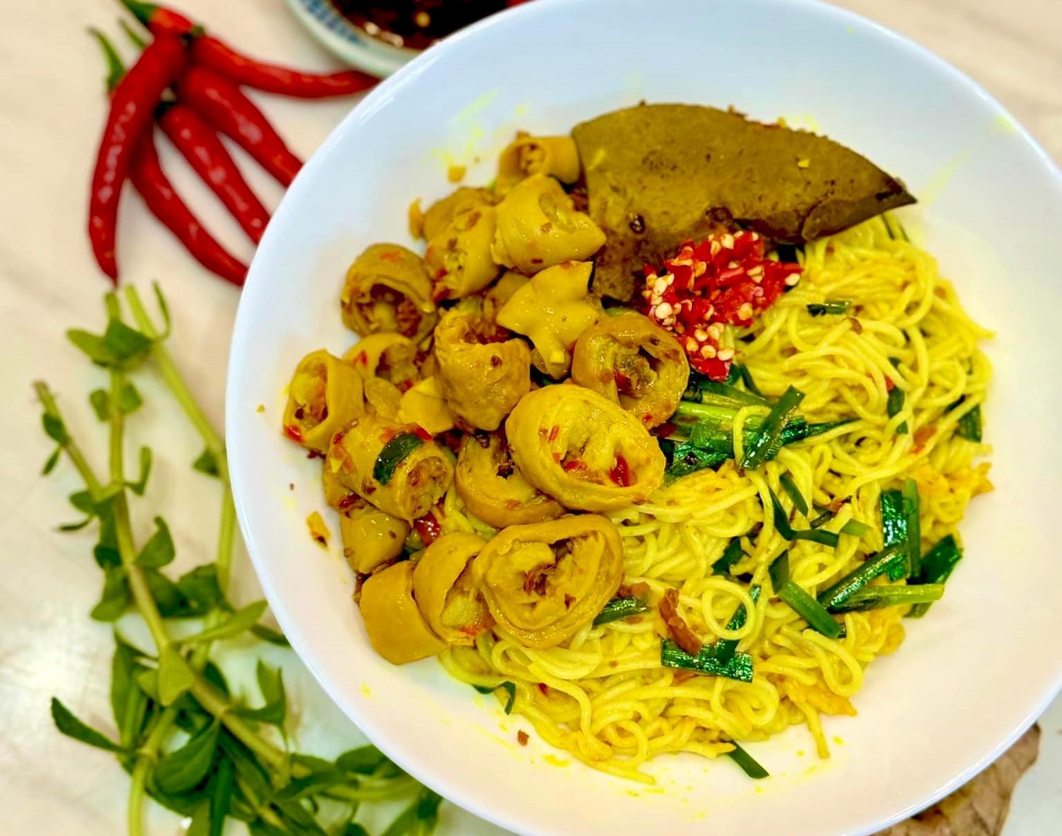 An enticing plate of stir-fried vermicelli with pork intestines and turmeric at the Hang Nga eatery. Photo: H.L.