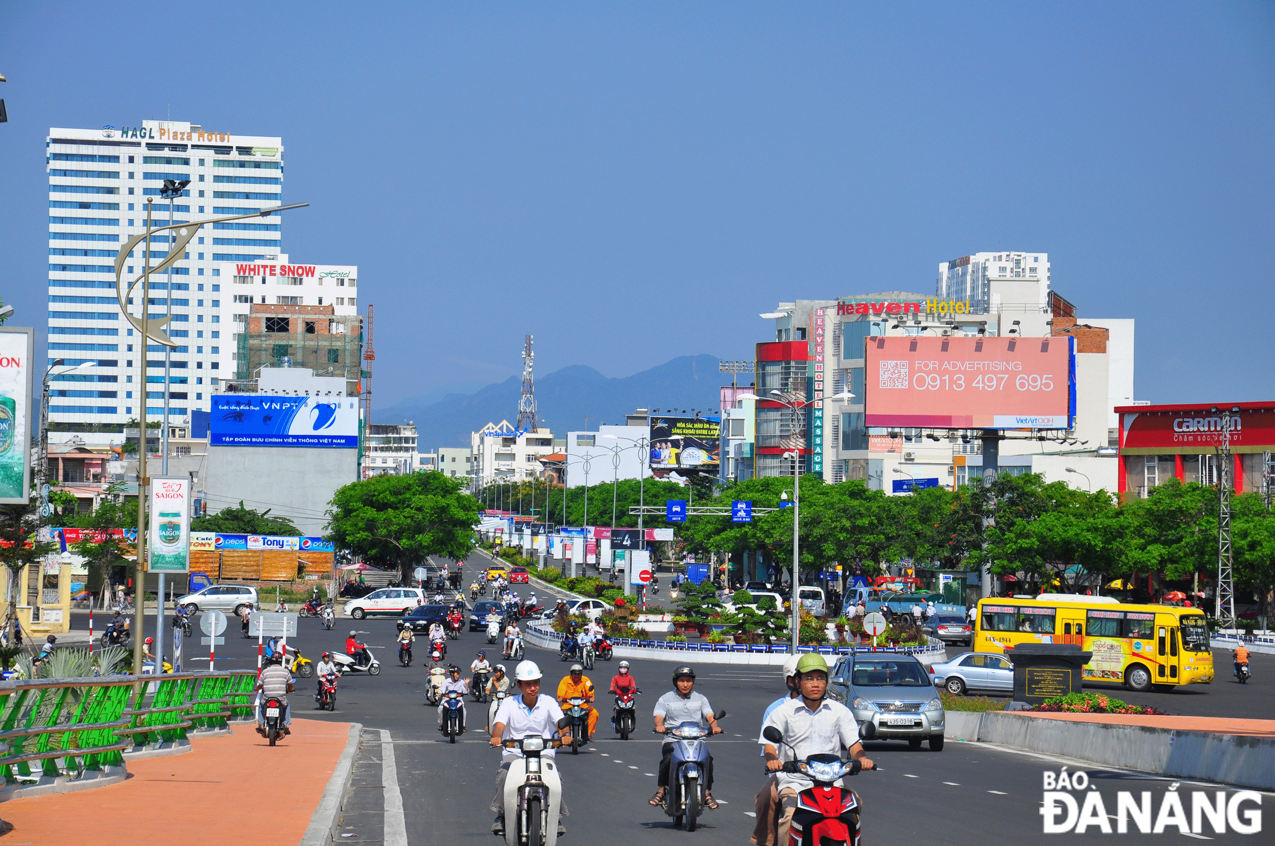 Da Nang continues to ensure traffic safety and urban order; including solutions to regulate traffic to facilitate tourism development. Photo: PHUONG UYEN