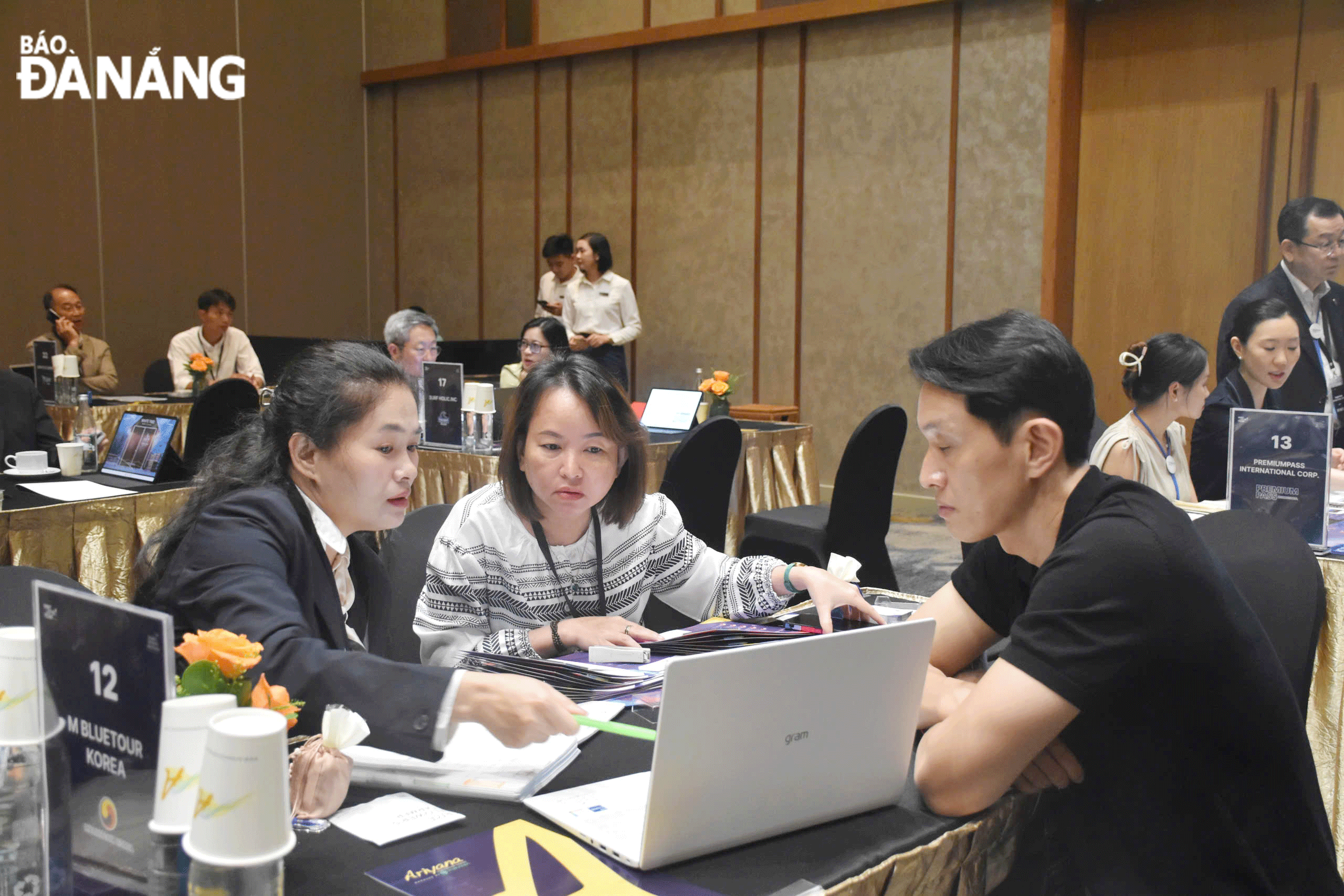 South Korean partners meeting and connecting with local businesses at a MICE tourism event in Da Nang. Photo: THU HA