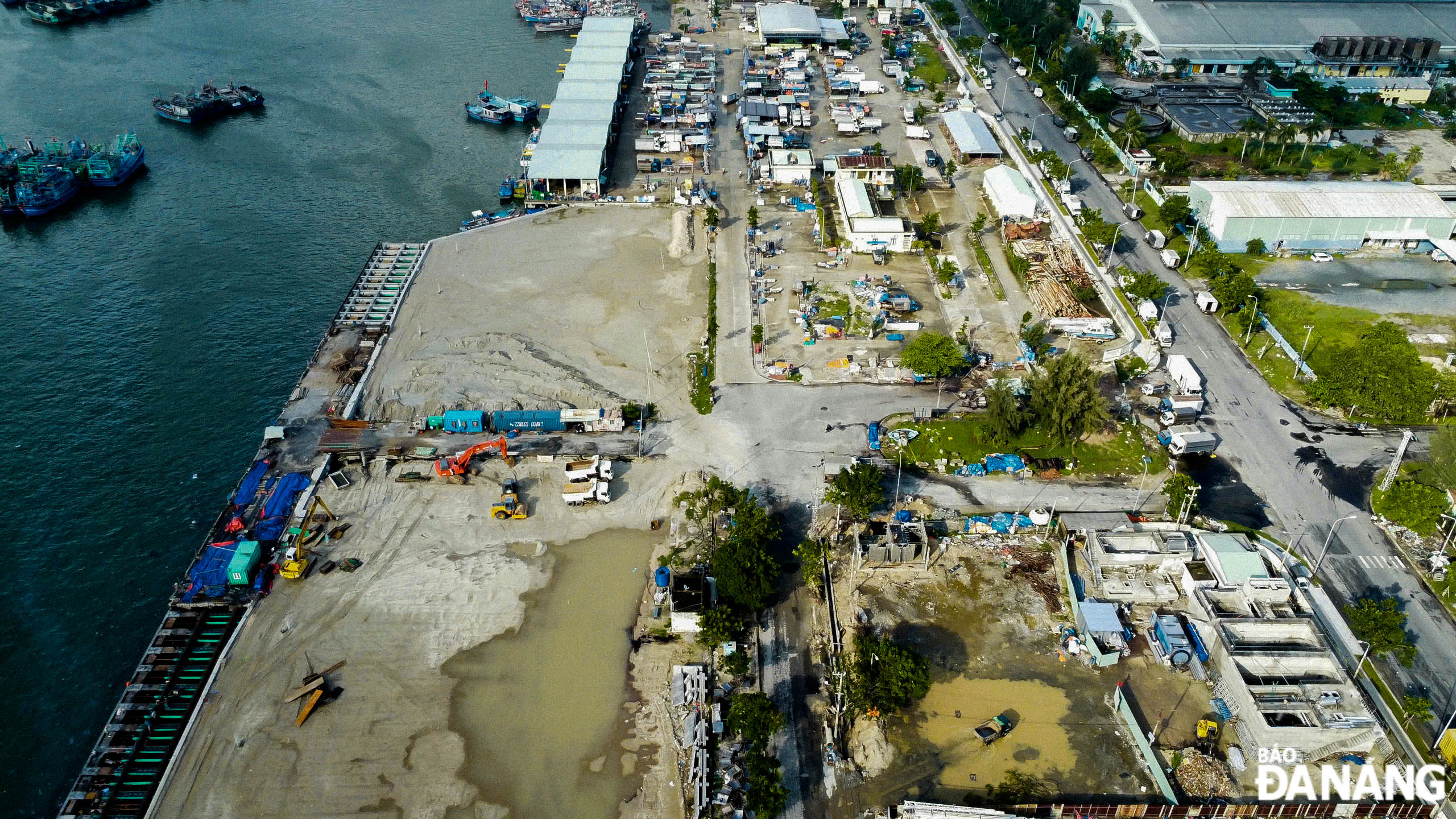 The project on upgrading and expanding the Tho Quang Fishing Port consists of 2 packages. Package No.10 features the construction of wharf items Nos.1 and 2, the repair of the southeast embankment of the wharf, the renovation of the seafood trading area, and the upgrade of internal traffic routes.