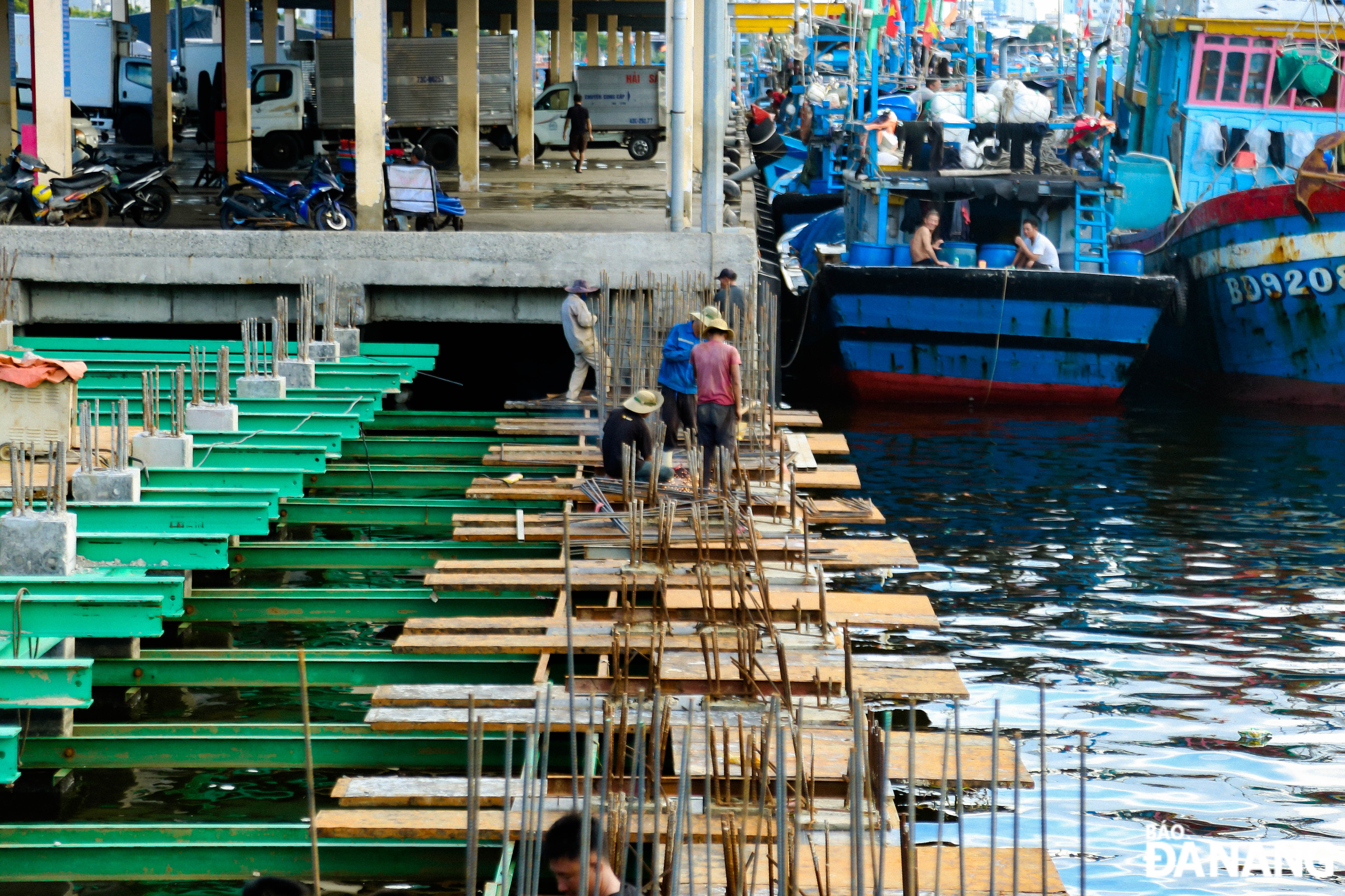 The project focuses on upgrading the wharf; repairing the sloping embankment of the southeast of Tho Quang Fishing Wharf; renovating the seafood trading area; upgrading the wastewater treatment system; repairing internal roads; and constructing landscapes, trees, lighting and other auxiliary infrastructure.