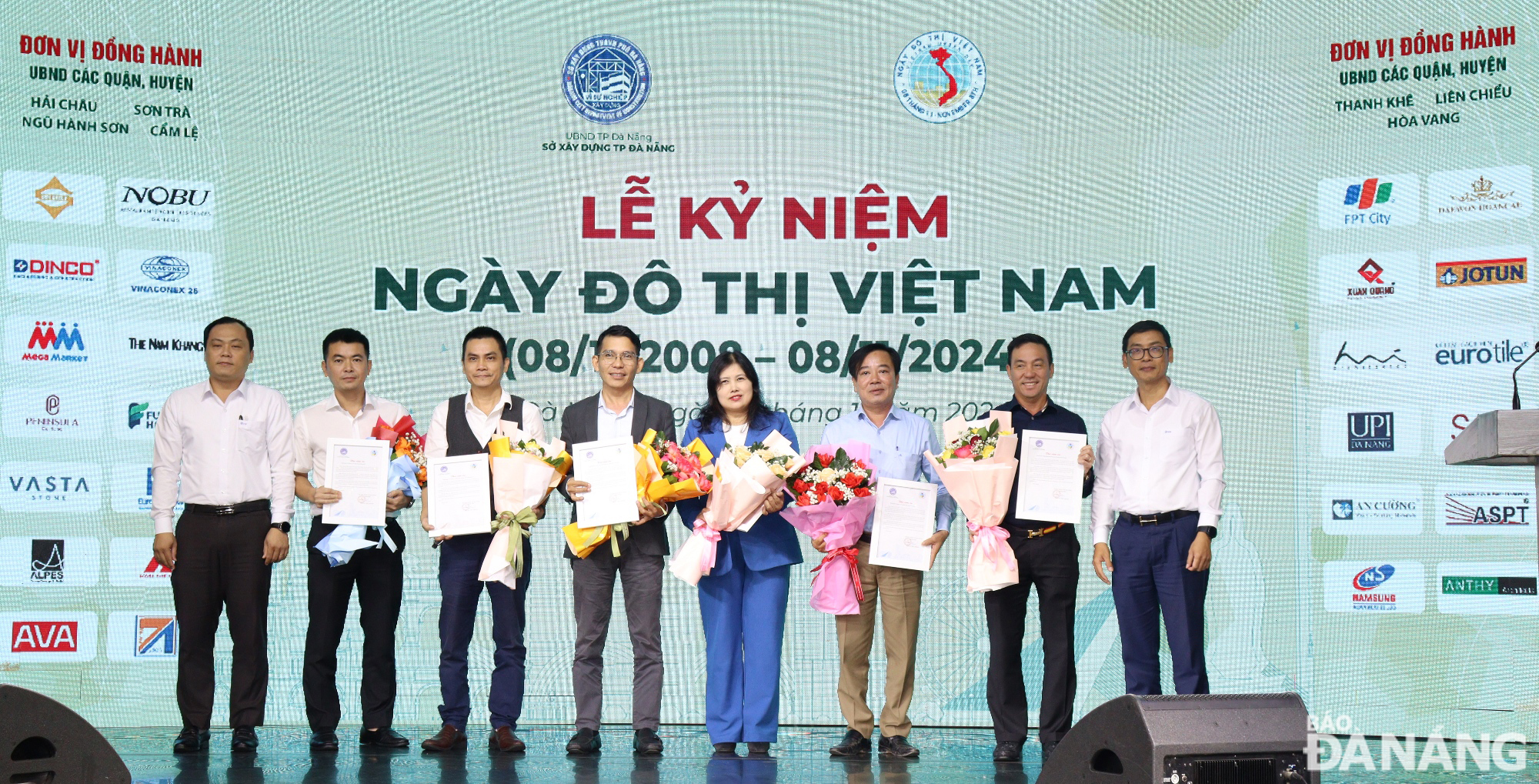 Leaders of the Da Nang Department of Construction presenting flowers and thank-you letters to investors and contractors of major newly licenced projects in 2024 on the occasion of Viet Nam Urban Day. Photo: HOANG HIEP