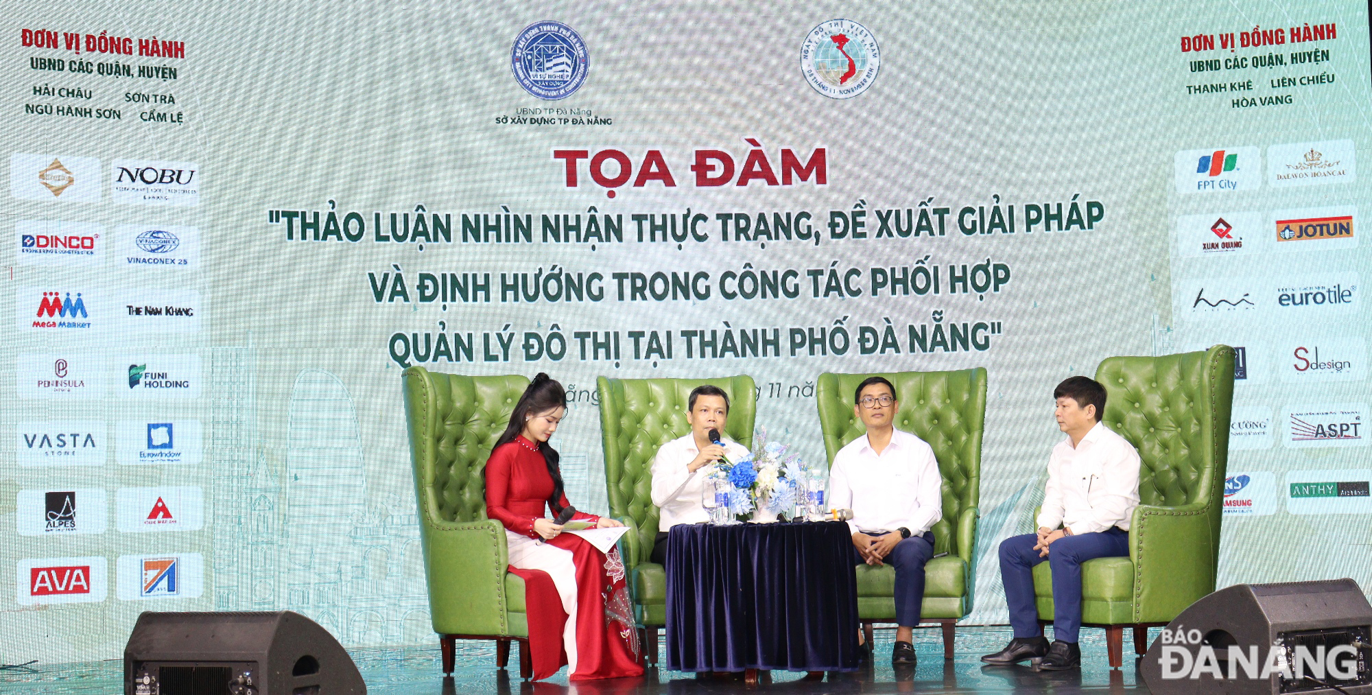 Head of the Urban Commission of the Da Nang People's Council Le Tung Lam (2nd from left) and delegates at the talk show. Photo: HOANG HIEP