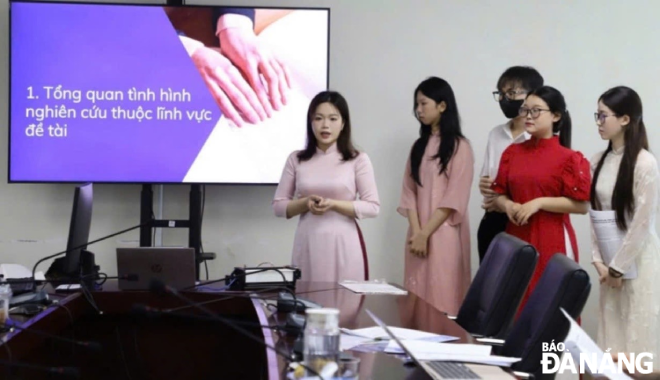  A group of students make a presentation about their research on Braille printers.