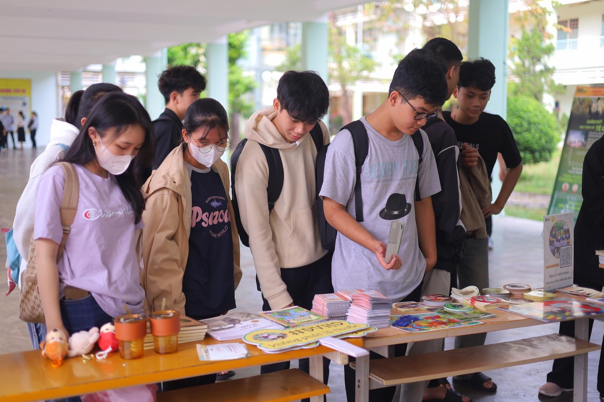 The exhibition “Animals are not medicine”, organized by ENV Club Da Nang, helps young people raise awareness of wildlife protection. Photo: H.V