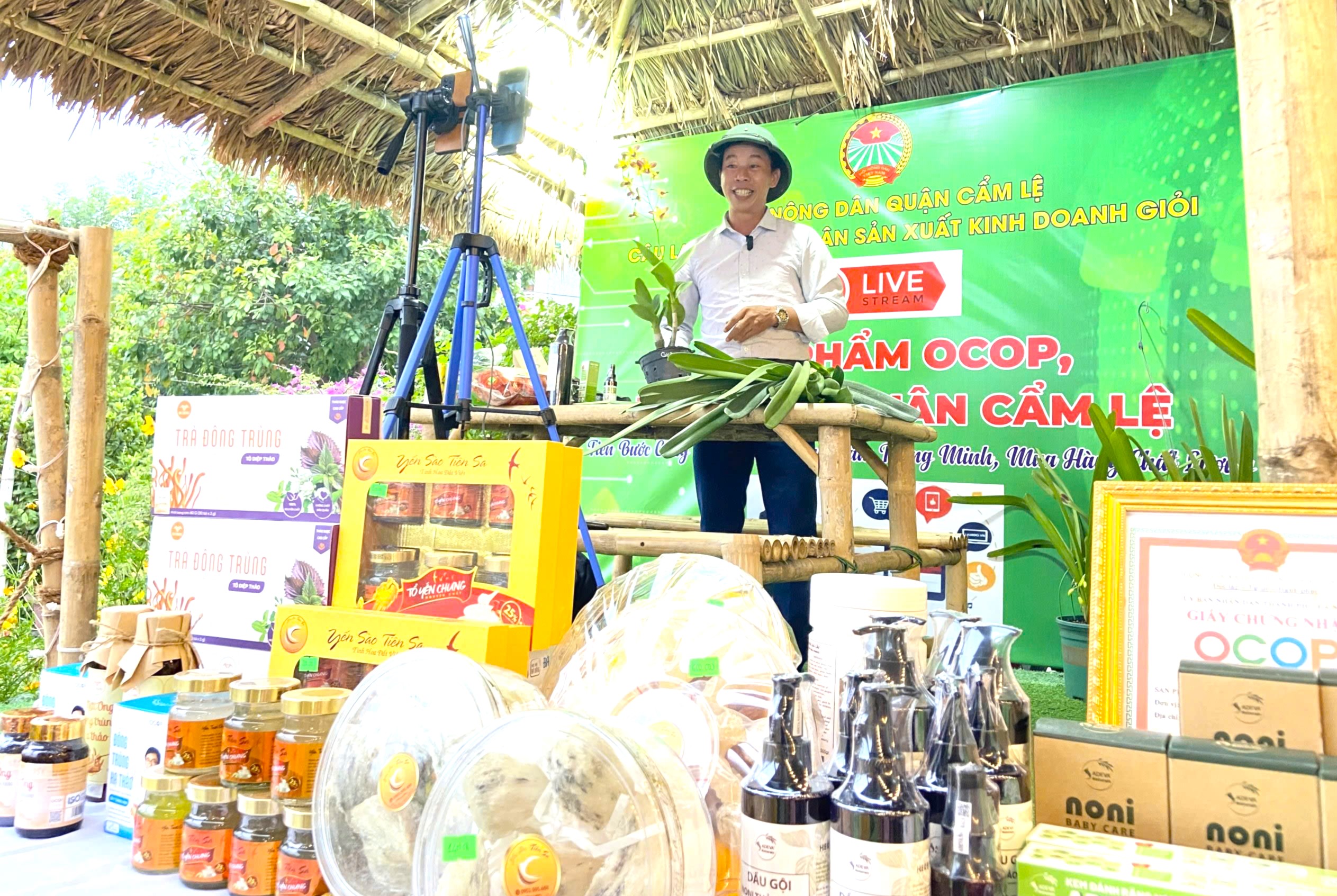 In October 2024, the Farmers' Association of Cam Le District guided its members in selling agricultural products through live-streaming on social media platforms. Photo: H.P