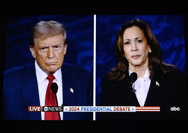 Phó Tổng thống Kamala Harris (bên phải) và cựu Tổng thống Donald Trump trong cuộc tranh luận trực tiếp ở Philadelphia (Mỹ) vào tháng 9-2024. Ảnh: Xinhua             